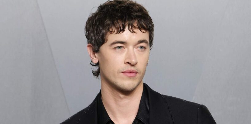 Tom Blyth se déshabille torse nu dans sa nouvelle campagne de maillots de bain