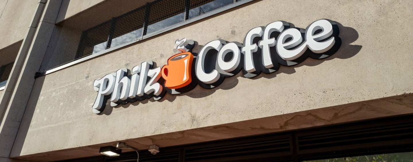 La chaîne de cafés californienne Philz Coffee ordonne le retrait des drapeaux de la fierté des magasins. ça ne va pas bien