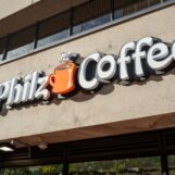 La chaîne de cafés californienne Philz Coffee ordonne le retrait des drapeaux de la fierté des magasins. ça ne va pas bien