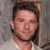 Ryan Phillippe porte un petit short dans un nouveau selfie en sueur au sauna