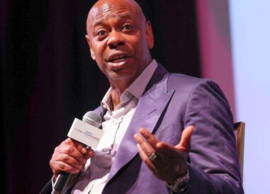 Dave Chappelle : « J'en veux au parti républicain » pour avoir « militarisé » mes blagues anti-trans