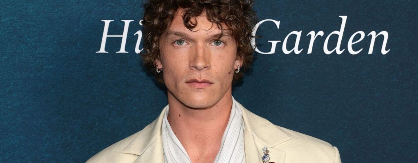 Le magnifique visage de Connor Storrie étourdit les paparazzi lors du nouvel événement Tiffany & Co.