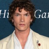 Le magnifique visage de Connor Storrie étourdit les paparazzi lors du nouvel événement Tiffany & Co.