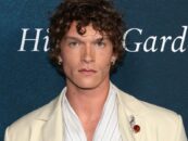 Le magnifique visage de Connor Storrie étourdit les paparazzi lors du nouvel événement Tiffany & Co.