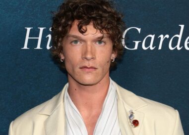 Le magnifique visage de Connor Storrie étourdit les paparazzi lors du nouvel événement Tiffany & Co.