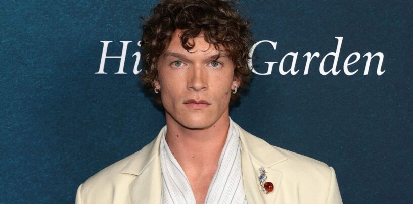 Le magnifique visage de Connor Storrie étourdit les paparazzi lors du nouvel événement Tiffany & Co.