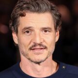Pedro Pascal s'étale en short en jean moulant pour une nouvelle séance photo de couverture