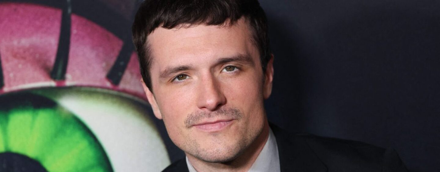 Josh Hutcherson pose dans une baignoire pour un nouveau magazine torride