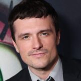 Josh Hutcherson pose dans une baignoire pour un nouveau magazine torride