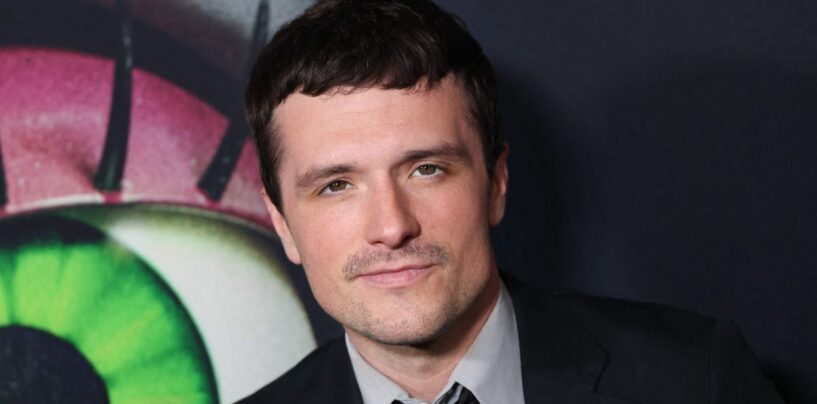 Josh Hutcherson pose dans une baignoire pour un nouveau magazine torride