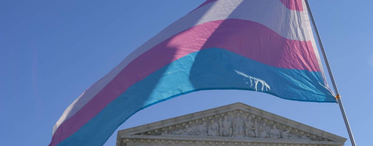 La Cour suprême se prononce sur l'affaire concernant la sortie d'étudiants trans