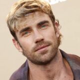 Des photos refaites à la surface de Zane Phillips montrent sa transformation de minet chaud en minet