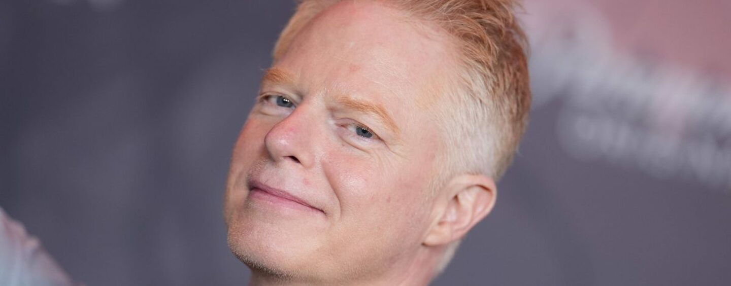 Jesse Tyler Ferguson parle de son effrayante promenade en foin d'Halloween avec le casting de Glee