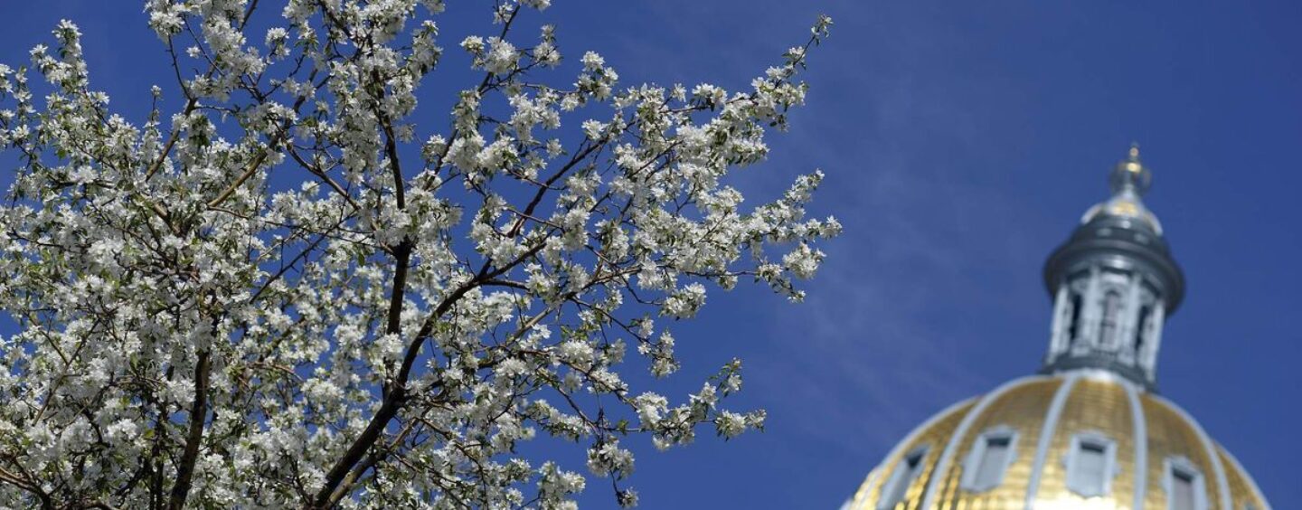 Le gouverneur du Colorado signe une loi reconnaissant le droit à la vie privée des enfants trans