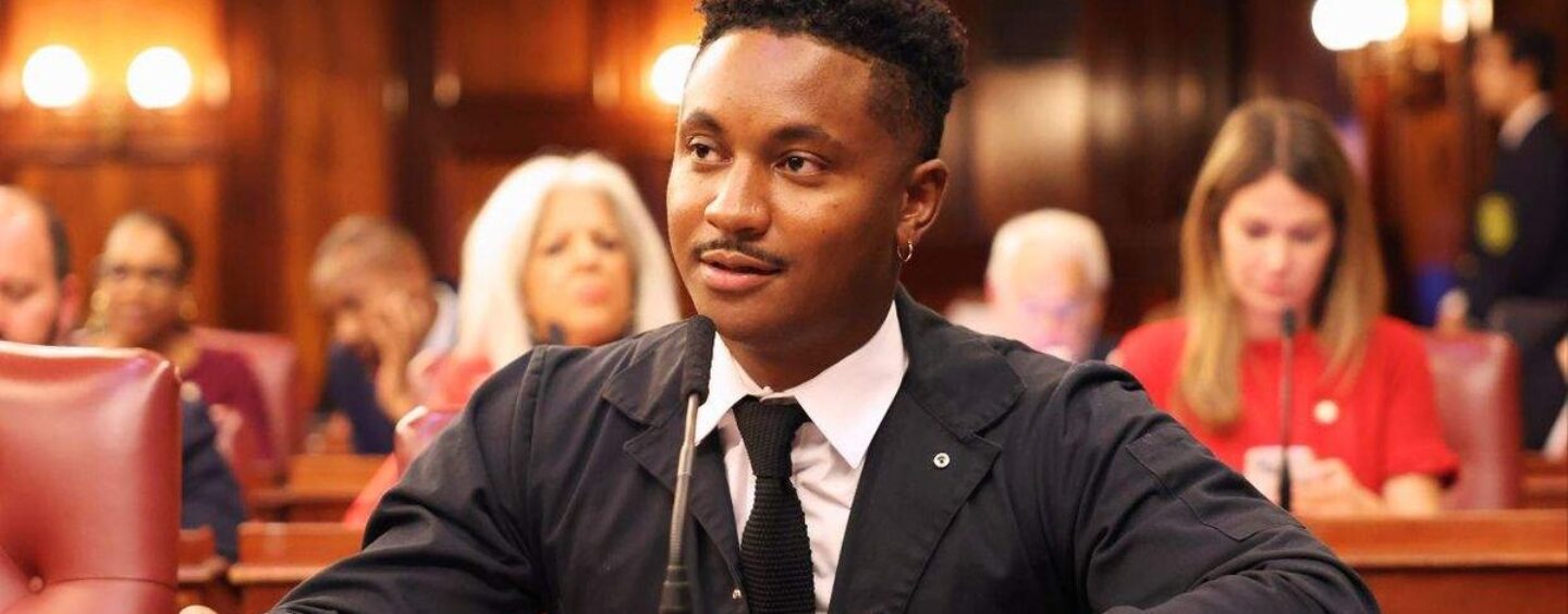 Chi Ossé, membre du conseil municipal de New York, arrêté lors d'une manifestation anti-expulsion à Brooklyn