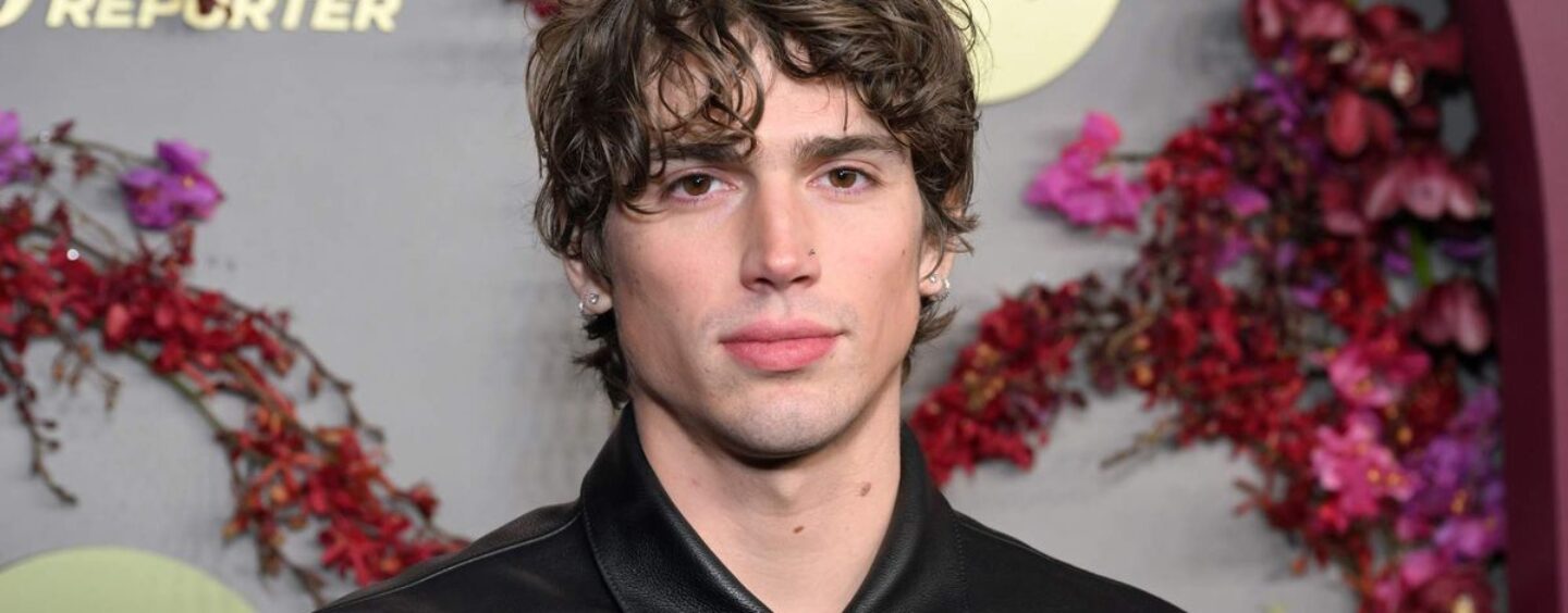 Vinnie Hacker se déshabille torse nu dans un nouveau magazine intime