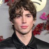 Vinnie Hacker se déshabille torse nu dans un nouveau magazine intime