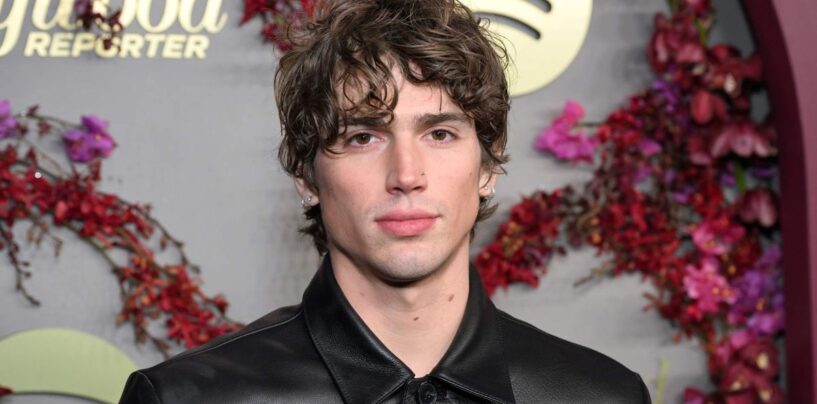 Vinnie Hacker se déshabille torse nu dans un nouveau magazine intime