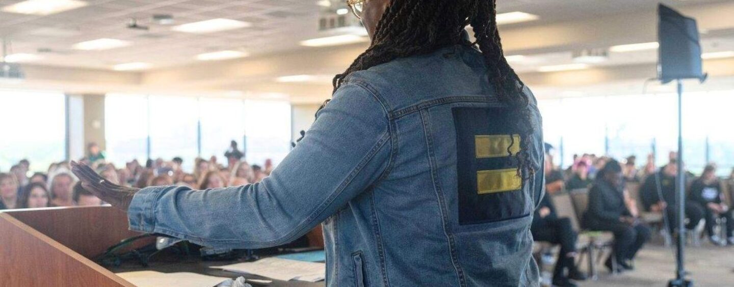 Un événement religieux LGBTQ+ a ouvert ses portes alors que Turning Point USA excluait les gens, au cœur du Texas