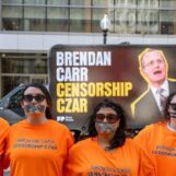 La FCC de Trump cible les contenus télévisés LGBTQ+. GLAAD sonne l'alarme