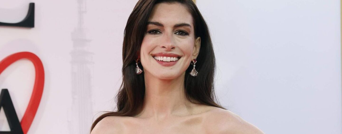 Anne Hathaway promet de « se battre » pour l’égalité LGBTQ+ malgré une politique « divisée »