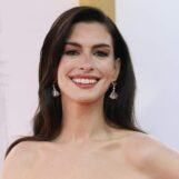 Anne Hathaway promet de « se battre » pour l’égalité LGBTQ+ malgré une politique « divisée »