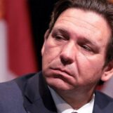 Ron DeSantis signe une loi qui pourrait priver la Floride des célébrations de la fierté