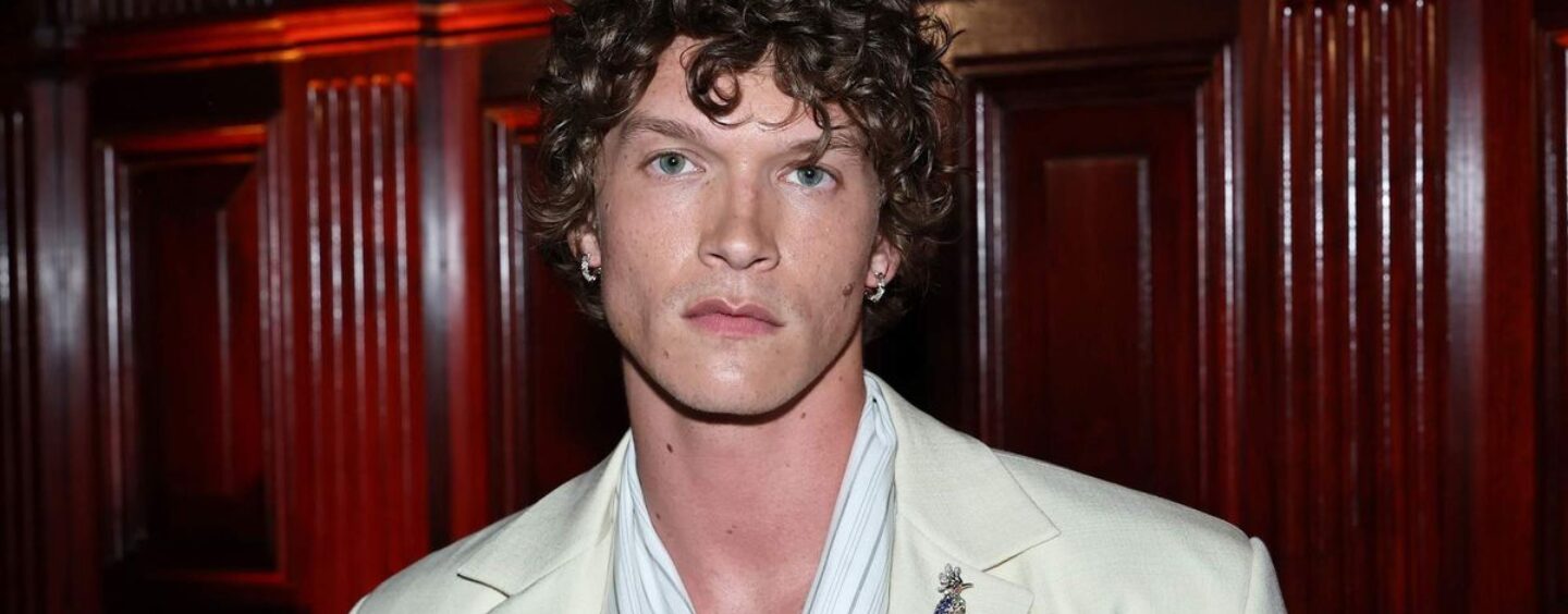 Connor Storrie montre sa trace sexy et heureuse dans des photos récemment divulguées