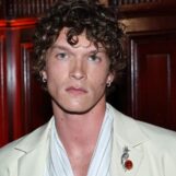 Connor Storrie montre sa trace sexy et heureuse dans des photos récemment divulguées