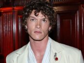 Connor Storrie montre sa trace sexy et heureuse dans des photos récemment divulguées