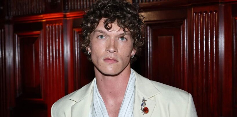 Connor Storrie montre sa trace sexy et heureuse dans des photos récemment divulguées