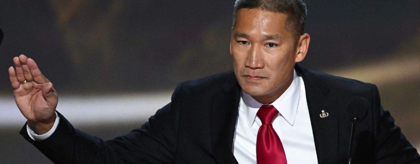 Le nouveau secrétaire à la Marine de Trump semble avoir très peur des sorcières et des drag queens