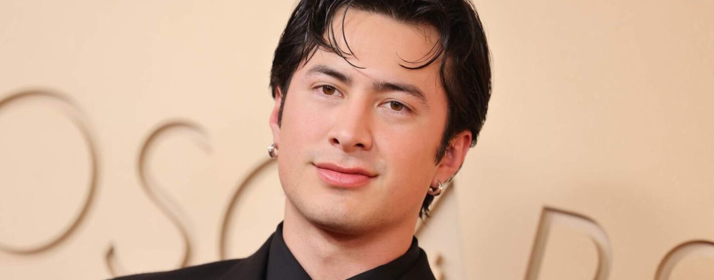 Hudson Williams fléchit ses abdos durs sur de nouvelles photos BTS