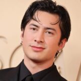 Hudson Williams fléchit ses abdos durs sur de nouvelles photos BTS