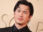 Hudson Williams fléchit ses abdos durs sur de nouvelles photos BTS
