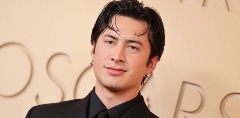 Hudson Williams fléchit ses abdos durs sur de nouvelles photos BTS