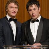 François Arnaud félicite Jacob Tierney pour un autre prix très convoité de Heated Rivalry