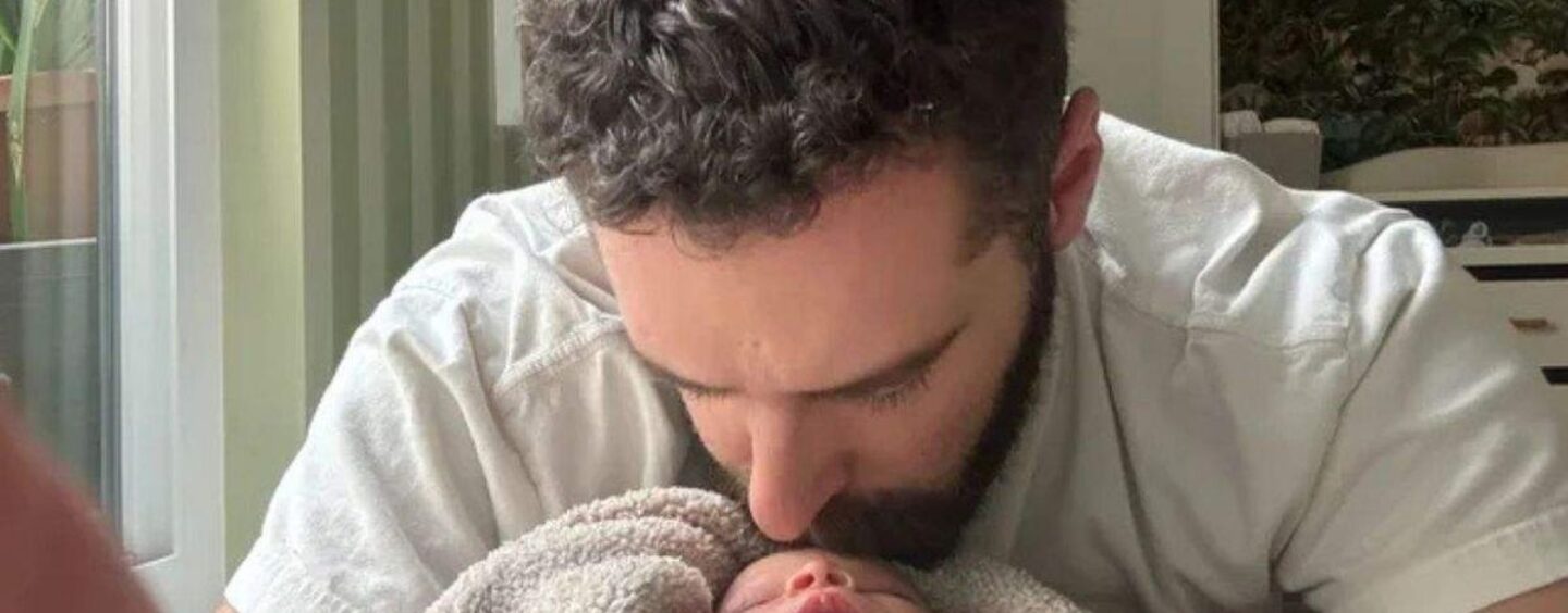 Les dons affluent pour les pères gays avec un nouveau-né après le choc des influenceurs MAGA. L’un d’eux fait face à des accusations de crime.