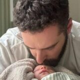 Les dons affluent pour les pères gays avec un nouveau-né après le choc des influenceurs MAGA. L’un d’eux fait face à des accusations de crime.