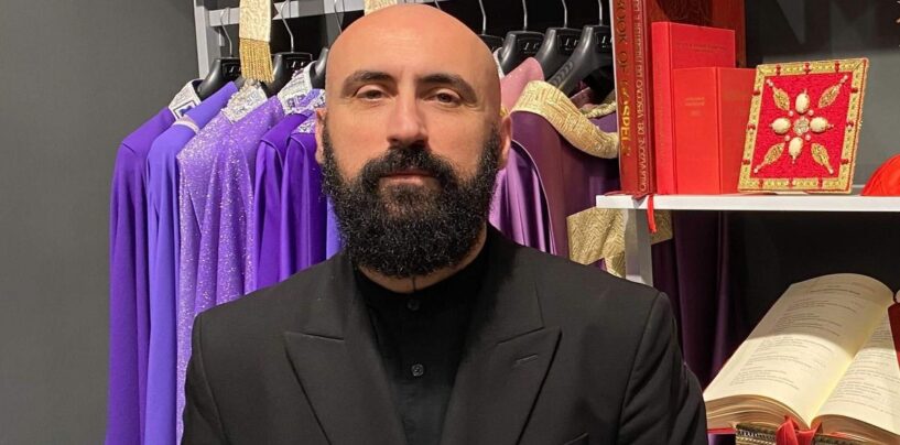 Rencontrez le designer gay qui ne cesse de donner une belle apparence au pape