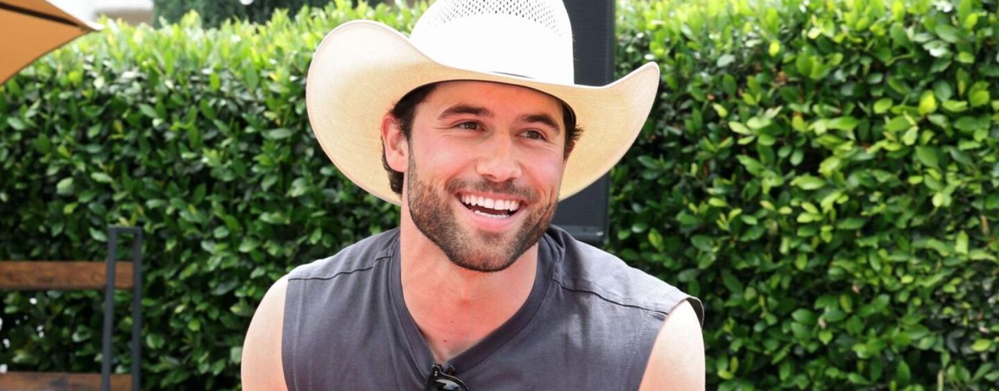 Robbie GK montre ses abdos durs comme le roc dans un nouveau magazine séduisant