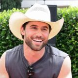 Robbie GK montre ses abdos durs comme le roc dans un nouveau magazine séduisant