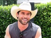 Robbie GK montre ses abdos durs comme le roc dans un nouveau magazine séduisant