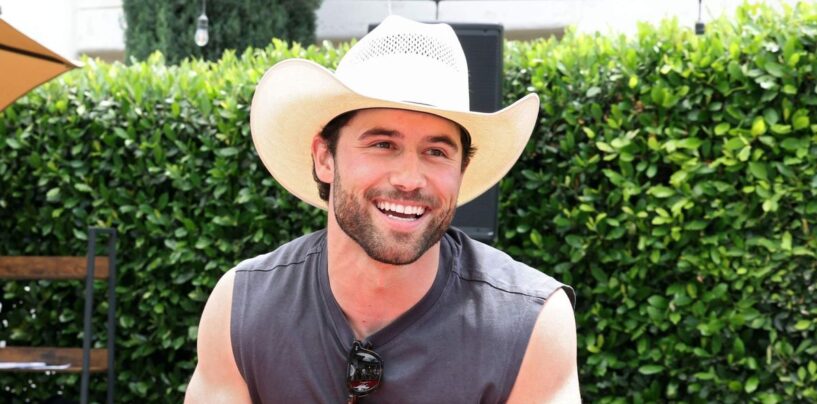 Robbie GK montre ses abdos durs comme le roc dans un nouveau magazine séduisant