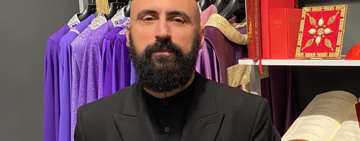 Rencontrez le designer gay qui ne cesse de donner une belle apparence au pape