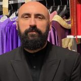 Rencontrez le designer gay qui ne cesse de donner une belle apparence au pape