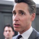 Après avoir échoué au Sénat, Josh Hawley exhorte la Chambre à interdire le financement des soins de santé pour les jeunes trans