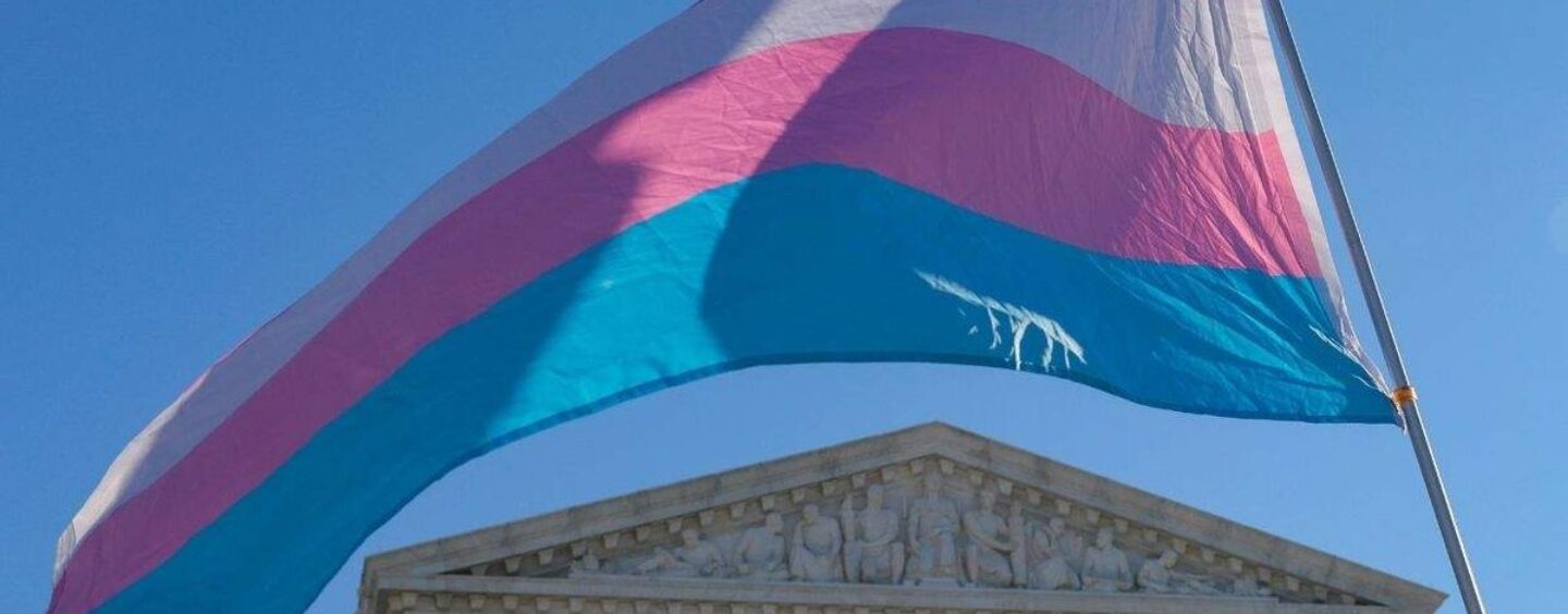 La Cour suprême rejette la tentative de punir une école pour avoir respecté l'identité d'un élève trans