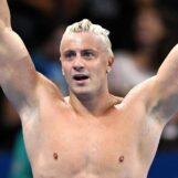 L'olympien Nicolò Martinenghi porte un Speedo serré lors d'une campagne détrempée