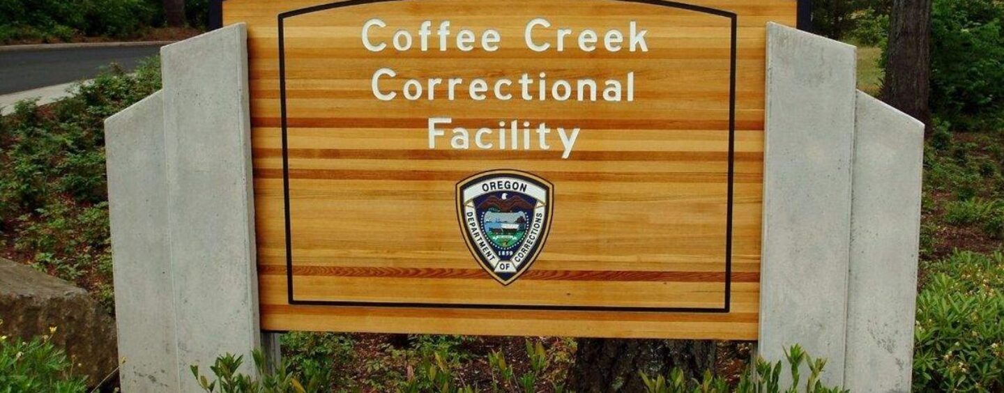 Un juge fédéral déclare que l'Oregon doit héberger les détenus trans en fonction de leur identité de genre, et non en fonction de la politique de Trump